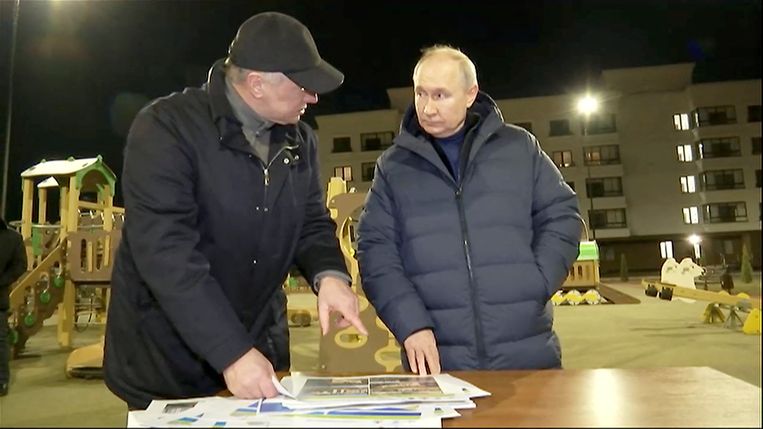 Poetin krijgt uitleg van de Russische vicepremier Khusnullin, die de wederopbouw van Marioepol leidt.  Beeld via Reuters