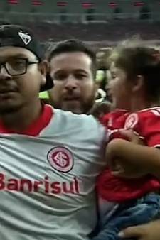 Bizar tafereel in Brazilië: man gaat mét jong meisje op de arm spelers te lijf