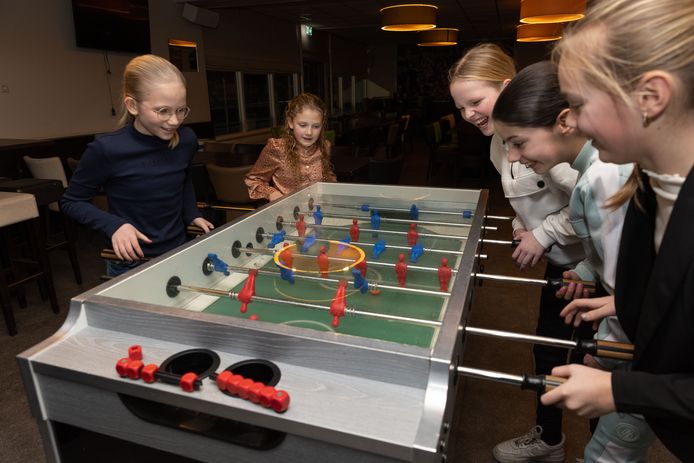 De meiden van Enter Vooruit en SV Enter zitten sinds dit seizoen samen in één team. 
Guusje (links) speelt een potje tafelvoetbal met haar teamgenoten Fem, Nina, Elief en Nina.