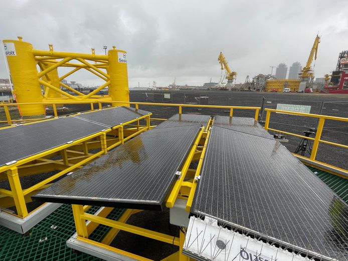 Het testplatform staat momenteel in de haven van Oostende. De zonnepanelen moeten nog geïnstalleerd worden op de gele constructie die speciaal voor dit project gebouwd werd