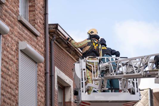 De brandweer van Mechelen controleert een dakgoot nadat een rukwind een deel wegblies.