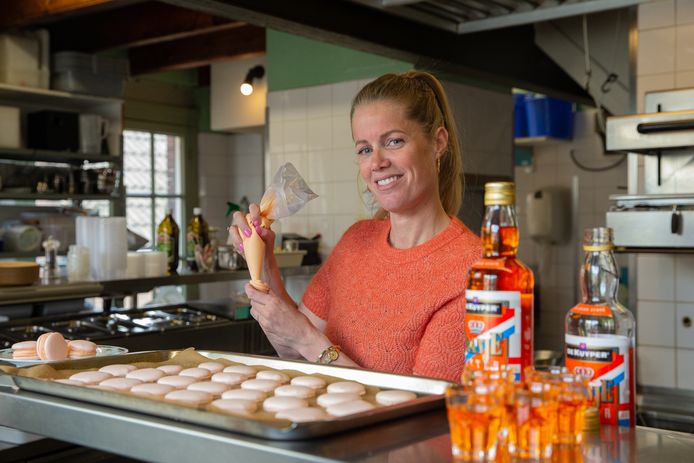 Mede-eigenaar Eva Wolvenne van Café Verheyden bezig met het maken van oranje macarons in de aanloop naar Koningsdag.
