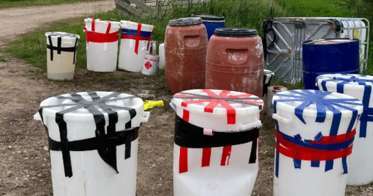 Vaten met vloeistof aangetroffen in Vreeland, vermoedelijk drugsafval