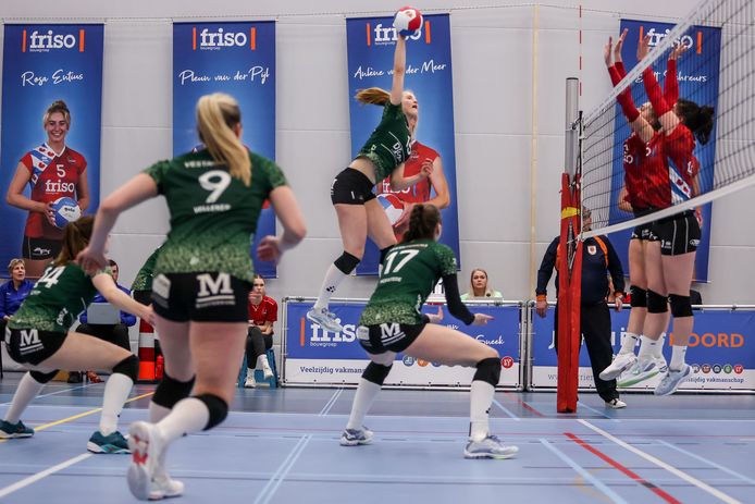 Jet Kok van VC Zwolle Topvolleybal gaat het Friese blok bestoken, Susan Schut, Charlot Vellener (9) en Nynke Hofstede (17) letten op de verdediging.