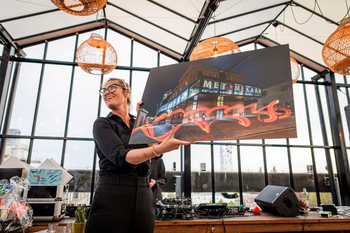 Vertrekkend hoofdredacteur Martha Riemsma krijgt op haar afscheidsfeestje een mooi afscheidscadeau aangeboden.