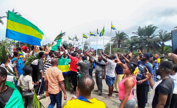 Inwoners van Libreville betuigen hun steun aan de coupplegers.