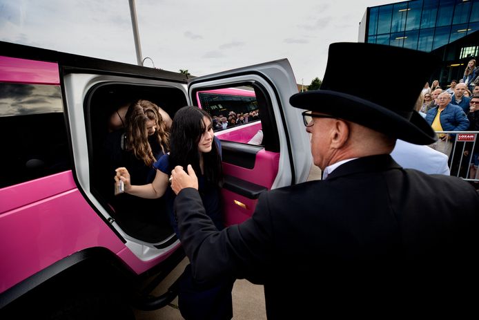 Rits dames stapt uit een roze Hummer-limo.