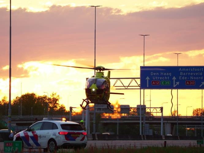 Ongeval met acht auto’s op de A12: traumahelikopter landt op de snelweg