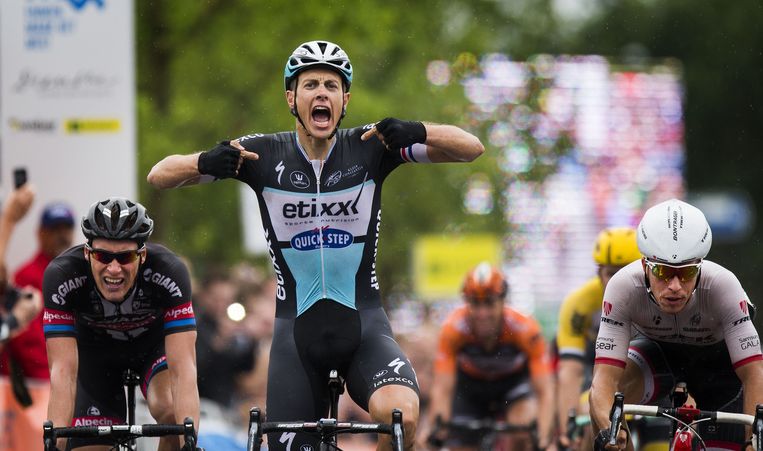 Niki Terpstra weet de eindsprint te winnen voor Ramon Sinkeldam (links, hij werd tweede) en Danny van Poppel (rechts, hij werd derde) tijdens het NK wielrennen op de weg. Beeld anp