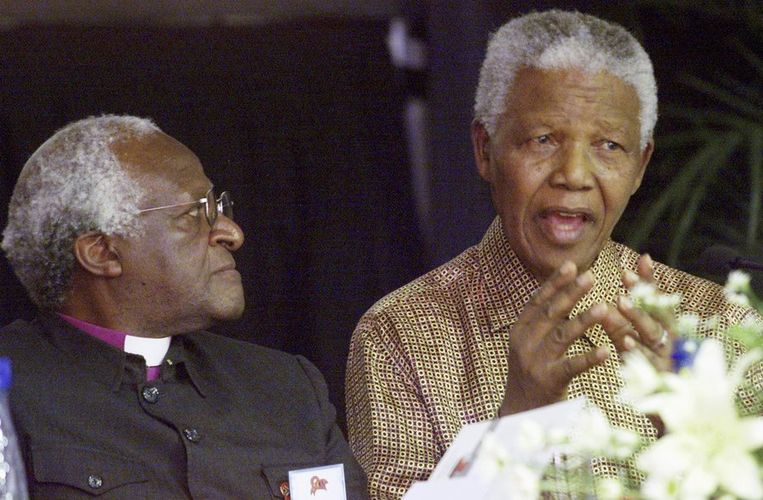 Desmond Tutu en Nelson Mandela in 2001. Beeld Reuters