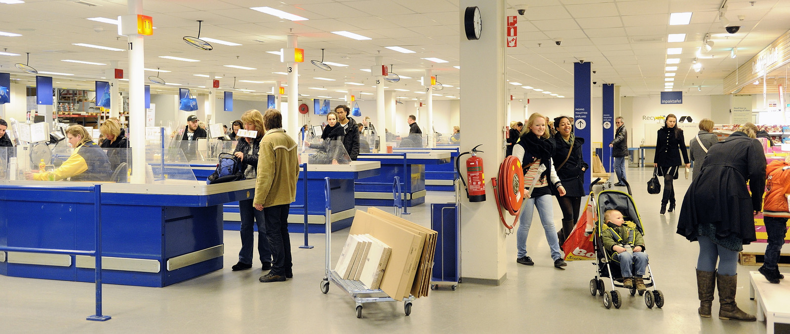 Ambient deur geweer Ikea Amsterdam-Zuidoost onruimd na storing | Foto | AD.nl