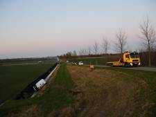 Auto rijdt in sloot in Waarde, twee gewonden