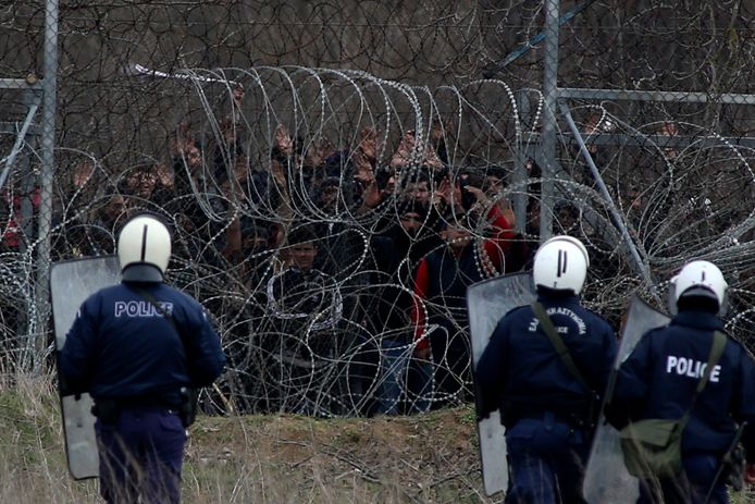Griekse oproerpolitie aan de Grieks-Turkse grens in Kastanies.
