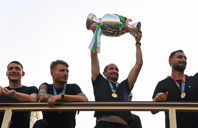 Giorgio Chiellini savoure un bain de foule de dernière minute, juché avec ses coéquipiers sur un bus à impériale à Rome, ce 12 juillet.