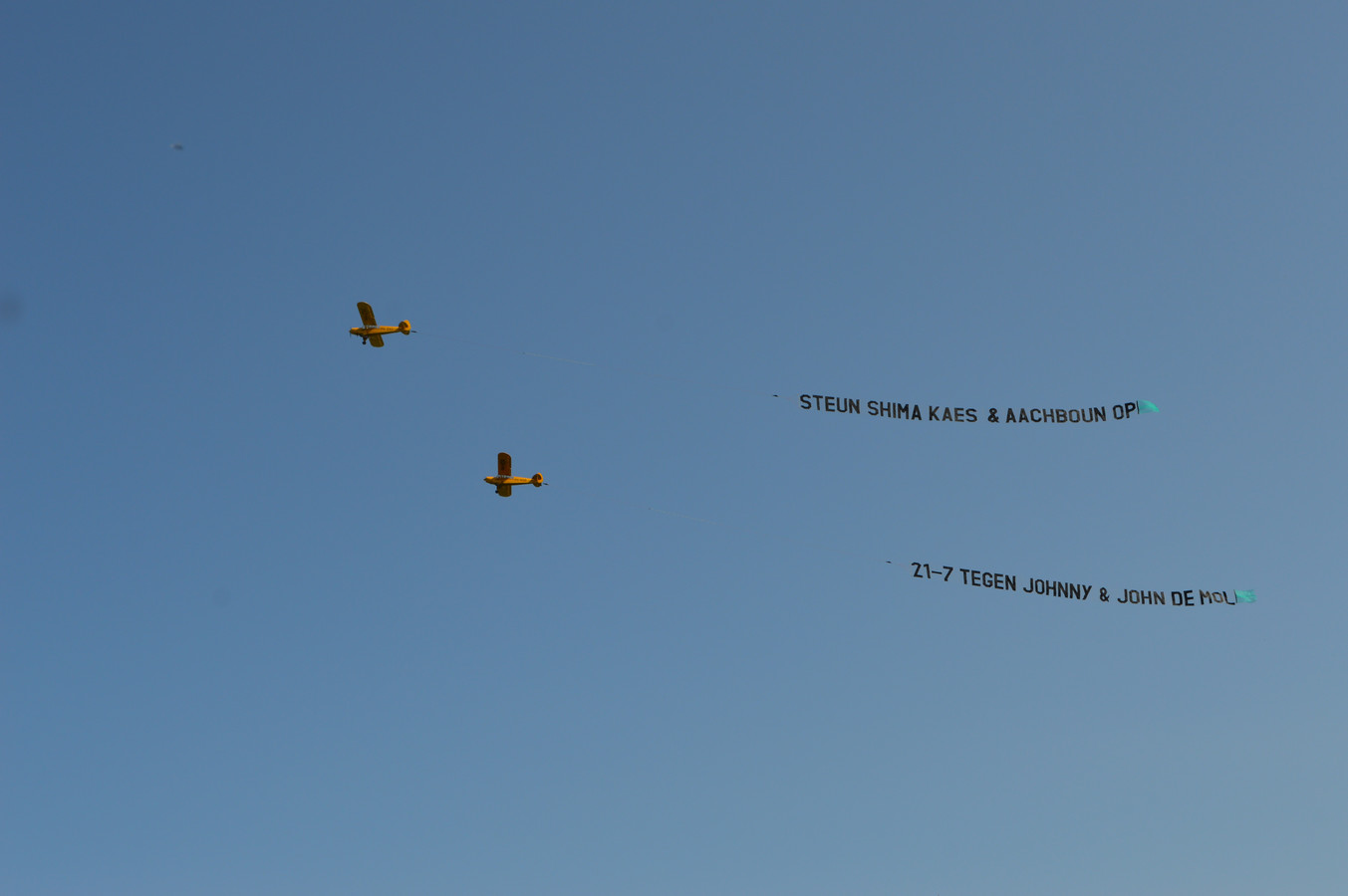 De vliegtuigjes boven Nederland waarin wordt opgeroepen Shima te steunen.