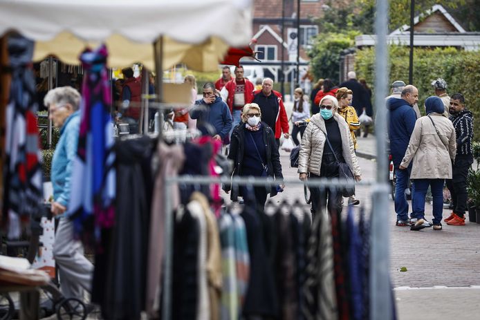 Bezoekers op de markt van het Nederlandse Winterswijk zaterdag. Illustratiebeeld.