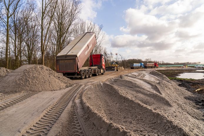 Voor de nieuwe A16 Rotterdam is 4 miljoen kuub zand nodig.