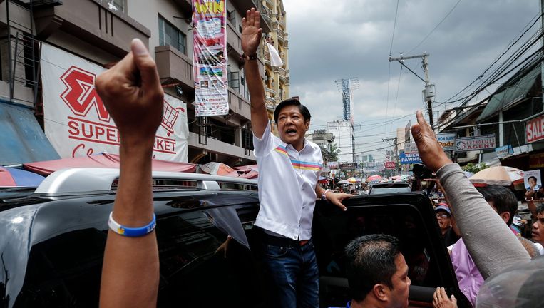 Ferdinand `Bongbong` Marcos groet zijn aanhangers op een markt in Manilla. Beeld EPA