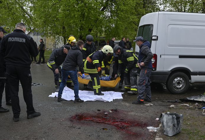 Des sauveteurs ukrainiens évacuent un corps du site d'un tir de missile à Tchernihiv, le 17 avril 2024.