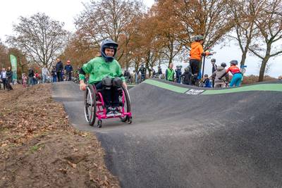 Met de rolstoel over hoge hobbels, Imke geniet van nieuwe pumptrack: ‘Je kunt veel meer dan je denkt