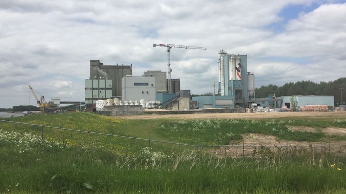 De hijskraan op het terrein van Feedvalid maakt duidelijk dat er hard wordt gewerkt aan de nieuwe fabriek.