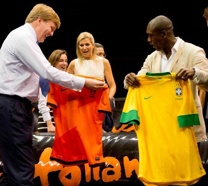 2012: Willem-Alexander, prinses Maxima en Clarence Seedorf voor de aftrap van een panna knock-outwedstrijd in het Maracanazinho stadion in Rio de Janeiro.