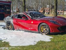 Peperdure Ferrari van bijna half miljoen total loss door brand in Twente