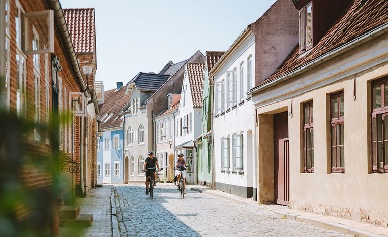 Fiets door het oude centrum van Aabenraa, gelegen aan het gelijknamige Aabenraa Fjord. Beeld Destination Sønderjylland