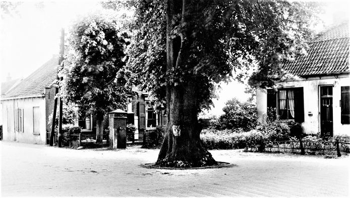 Herberg De Drie Ringen (rechts) en het voormalige gemeentehuis van Soest in 1945.