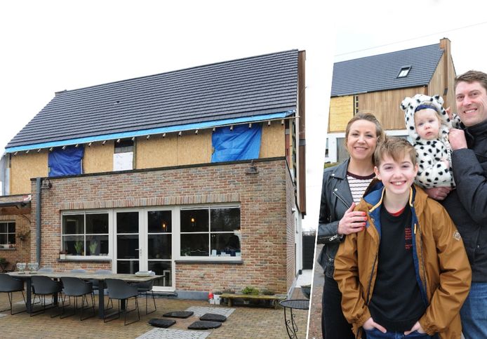 Joris Bours (37), Jessica Gillain (38) en de kinderen Alexis (12) en Amaëlle (1) voor hun huis.