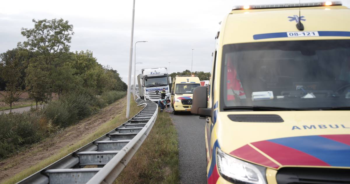 Truck rijdt in vangrail A73 bij Rijkevoort; afrit A77 richting Duitsland afgesloten