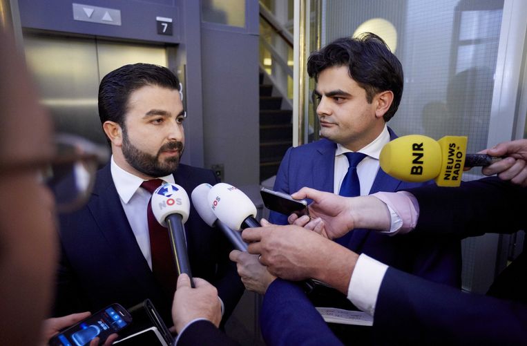 Tunahan Kuzu (rechts) en Selcuk Öztürk stonden gisteravond de pers te woord na hun uitzetting uit de PvdA. Beeld ANP