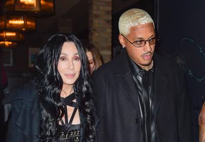 Cher (76) pareert kritiek op relatie met 40 jaar jongere vriend: “Een beetje belachelijk”