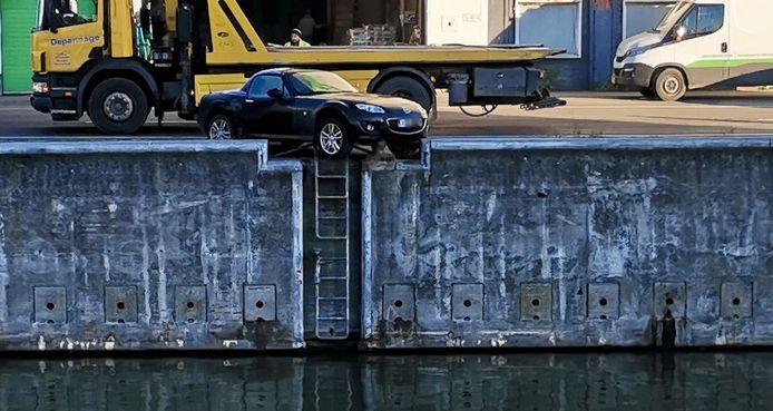 Het scheelde niet veel, of de Mazda RX5 belandde in het water van de vaart in Roeselare.