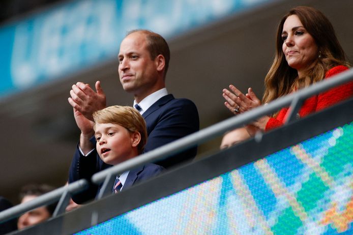 Prins William, prins George en Kate juichen het Britse team toe