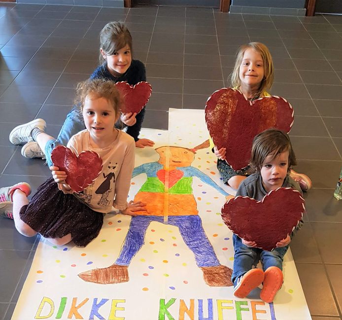 Kinderen van De Knipoog maken een mooie tekening voor de bewoners van het woonzorgcentrum.