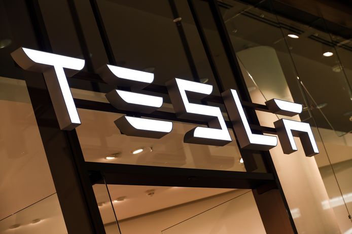 Het logo van Tesla.