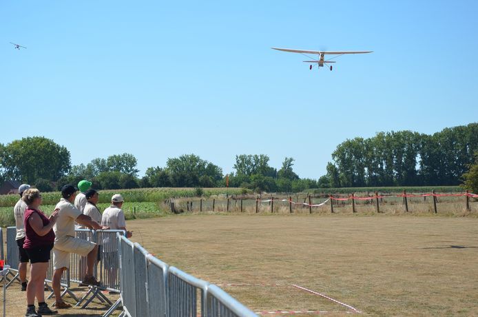 De fly-in van de 20-jarige modelluchtvaartclub 'The Little Wings’ uit Heldergem (Haaltert).