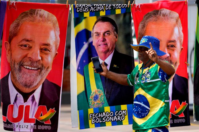 Affiches met Jair Bolsonaro (midden) en zijn belangrijkste tegenstander Luiz Ignacio Lula da Silva.