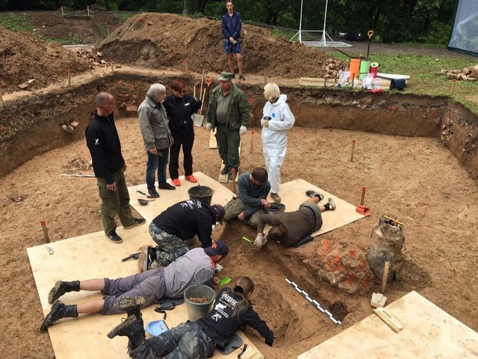 Het team archeologen vond het skelet van een eenbenige generaal onder een dansvloer in Smolensk, vermoedelijk gaat het om Charles-Etienne Gudin.