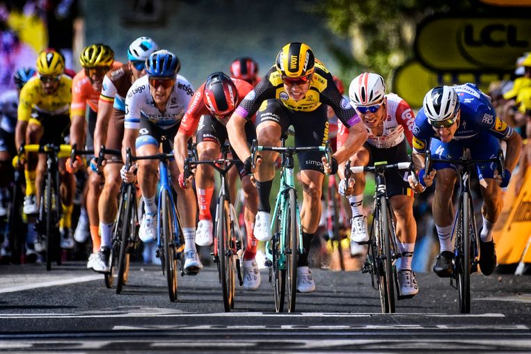 Wout van Aert is in rit 10 sneller dan Elia Viviani (rechts) en Caleb Ewan (tweede van rechts). 'Een paar centimeter volstaat.' Beeld BELGA