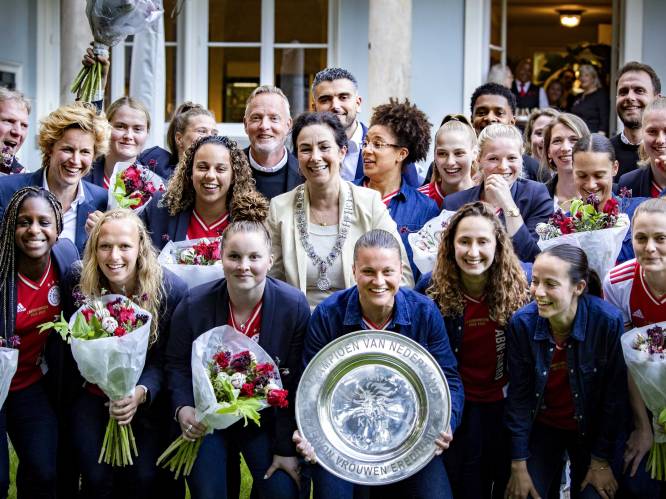 Malaise in Amsterdam: bestuursraad Ajax stapt op, directie houdt huldiging voor eigen vrouwenteam op Leidseplein tegen