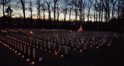 Kaarsje bij alle 1.800 graven op de Airborne Begraafplaats in Oosterbeek