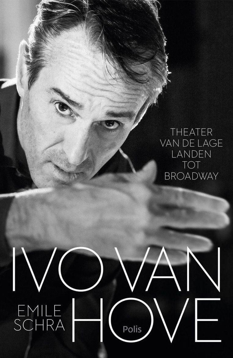 Ivo van Hove: Theater van de Lage Landen tot Broadway van Emile Schra, uitgeverij Polis, 256 blz., €22,50 euro. Vanaf dinsdag in de winkel. Beeld -