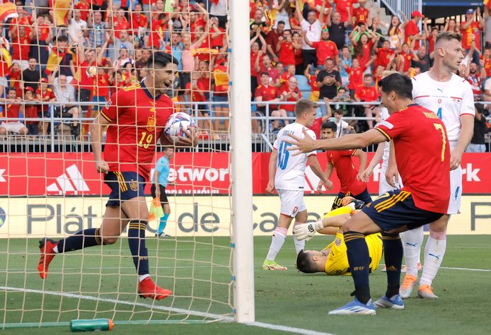 Feest in Malaga's La Rosaleda: Soler scoort op aangeven van Asensio.