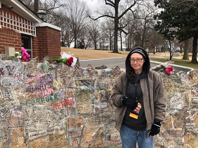 Fans flock to pay their respects to Lisa Marie Presley at Graceland.