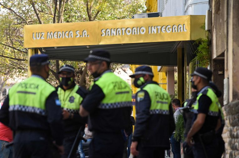 Politieagenten bij de kliniek Luz Médica in de Argentijnse stad San Miguel de Tucumán, waar een nog onopgehelderde uitbraak van longontstekingen aan de gang is. Beeld AFP