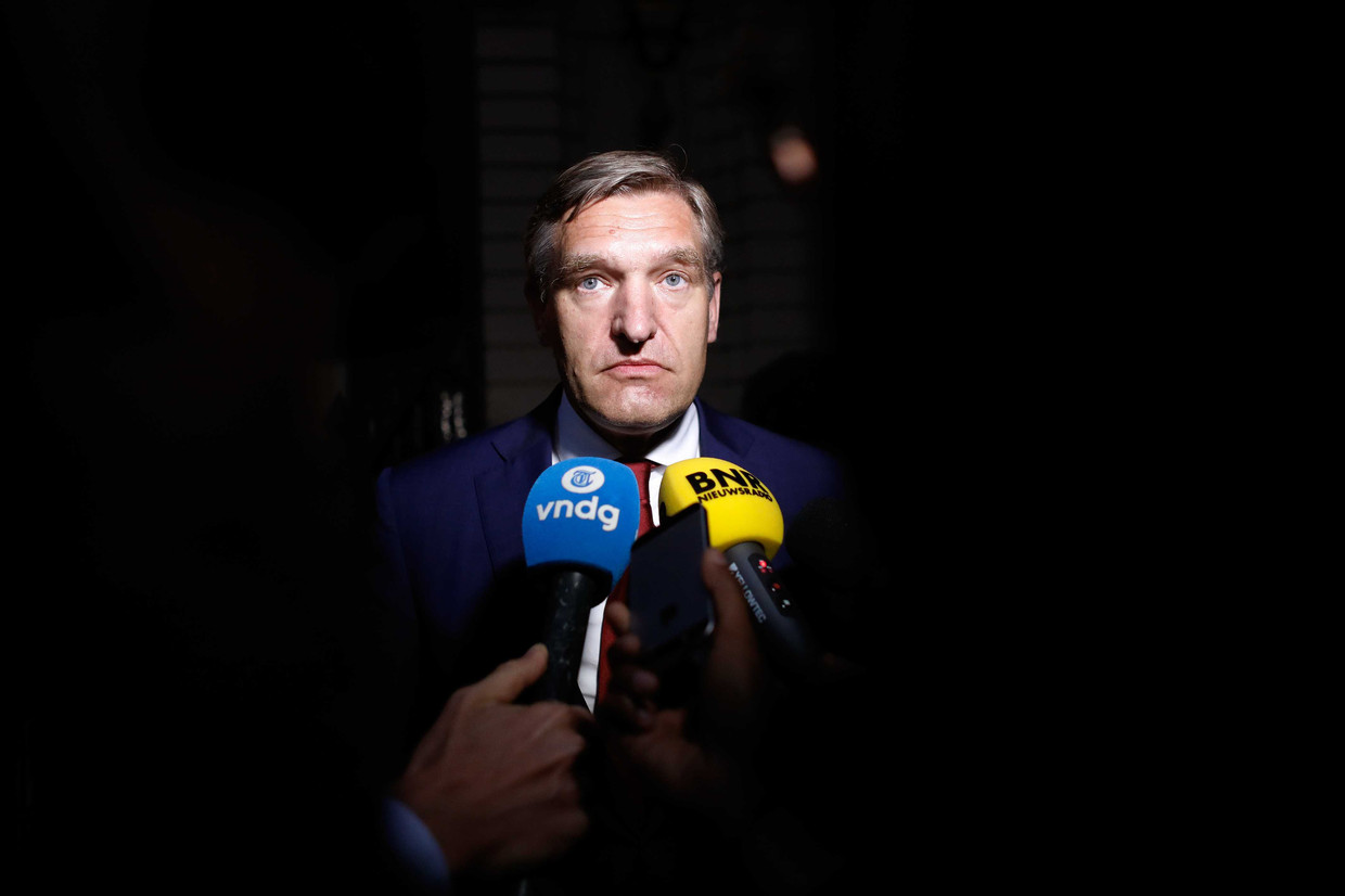 Sybrand van Haersma Buma verlaat het Johan de Witthuis na de formatiegesprekken met informateur Gerrit Zalm. Beeld ANP