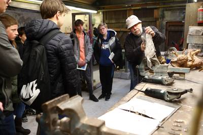 ‘Als je een beeld met ‘klodders’ ziet is het werk van mij.’ Leerlingen op bezoek bij beeldhouwer Jaa