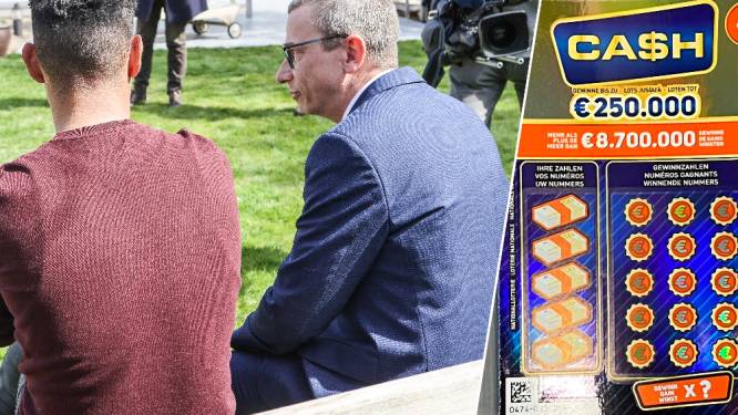 Hoe zou het nog zijn met transmigrant die jaar geleden 250.000 euro won met kraslotje? “Wij gingen samen naar de bank en hij stapte dolgelukkig buiten”